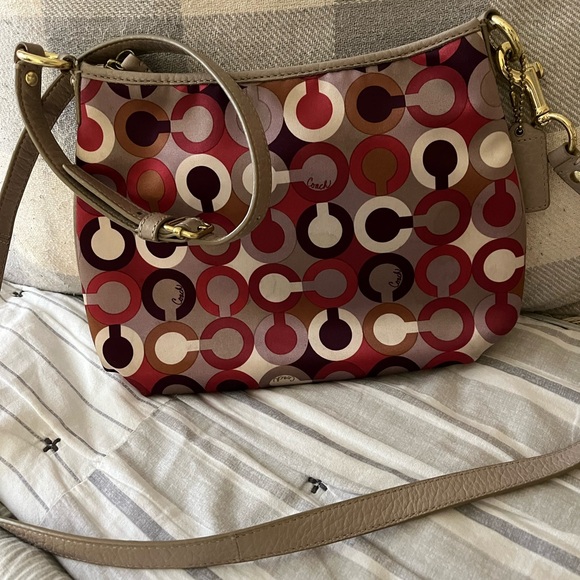 Coach Brown/Burgandy/Tan signature Crossbody like New - Picture 2 of 3